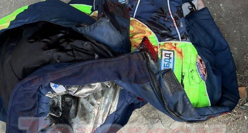 Куртка убитого полицейского на месте нападения в Грозном, фото tg-канал "ЧП Кавказ", https://t.me/chp_kavkaz/11357?single