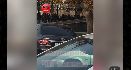 Сотрудники полиции на месте атаки на силовика в Грозном 21 ноября 2022 года. Скриншот видео https://t.me/chp_kavkaz/11355