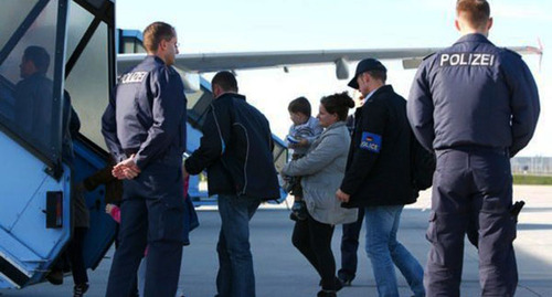 Граждане Азербайджана садятся в самолет. Фото: meydan.tv