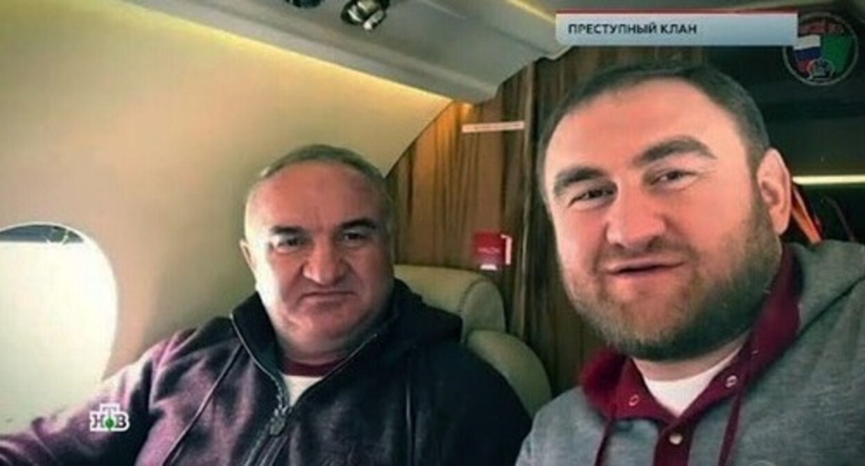 Рауль Арашуков (слева) и Рауф Арашуков. Скриншот видео AO "Телекомпания НТВ" https://www.ntv.ru/theme/62304/