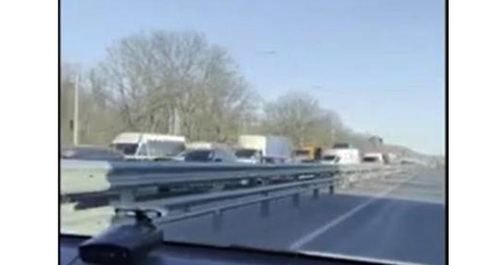 Транспорт стоит в пробке. Скриншот видео https://www.youtube.com/watch?v=B5z8S7HZ4C0