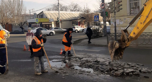 Рабочие устраняют наледь на одной из улиц Астрахани. Фото: пресс-служба администрации Астрахани https://vk.com/id564953783?z=photo-70436592_457243813%2Fwall564953783_2791