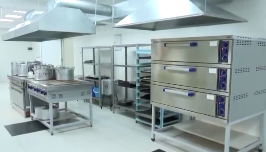 Пищеблок школы № 40. Стоп-кадр видео в ТГ-канале управления образования Махачкалы от 12.12.22, https://t.me/uomkala/2417. Пищеблок школы № 40. Стоп-кадр видео в ТГ-канале управления образования Махачкалы от 12.12.22, https://t.me/uomkala/2417.