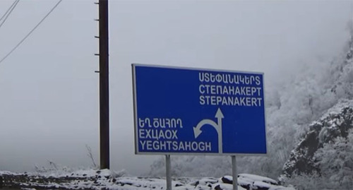 Дорожный указатель. Скриншот видео "Кавказского узла" https://www.youtube.com/watch?v=Cqv6yvXOLHQ