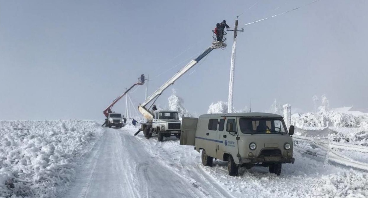Рабочие устраняют последствия аварий на ЛЭП в Зольском районе. Фото: пресс-служба управления МЧС по Кабардино-Балкарии https://07.mchs.gov.ru/deyatelnost/press-centr/operativnaya-informaciya/4904806 Рабочие устраняют последствия аварий на ЛЭП в Зольском районе. Фото: пресс-служба управления МЧС по Кабардино-Балкарии https://07.mchs.gov.ru/deyatelnost/press-centr/operativnaya-informaciya/4904806