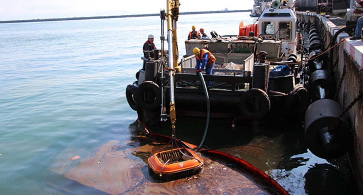 Устранение разлива нефти. Фото: пресс-службы ТМТП Устранение разлива нефти. Фото: пресс-службы ТМТП