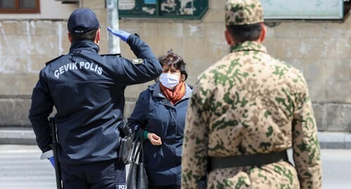 Полиция останавливает женщину на улице Баку во время карантина. Фото Азиза Каримова для "Кавказского узла"