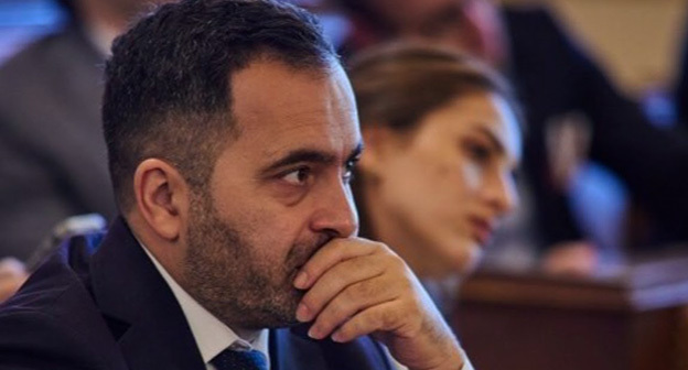 Бахтияр Гаджиев. Скриншот видео https://www.youtube.com/watch?v=fEsha92ms_0&feature=emb_imp_woyt Бахтияр Гаджиев. Скриншот видео https://www.youtube.com/watch?v=fEsha92ms_0&feature=emb_imp_woyt