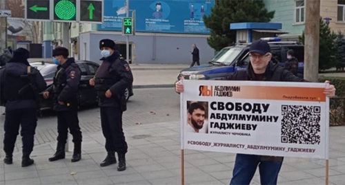 Магомед Магомедов во время пикета. Фото: https://www.kavkazr.com/