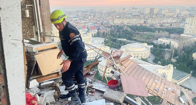Сотрудник МЧС Азербайджана на месте взрыва в многоэтажном доме в Баку. Фото: https://www.fhn.gov.az/index.php?aze/news/xeber/2023/1/2/46844 Сотрудник МЧС Азербайджана на месте взрыва в многоэтажном доме в Баку. Фото: https://www.fhn.gov.az/index.php?aze/news/xeber/2023/1/2/46844