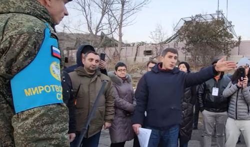 Жители Нагорного Карабаха на встрече с российскими миротворцами в декабре 2022 года. Стоп-кадр видео "Кавказского узла", https://youtu.be/hH3Vv_6_EtU