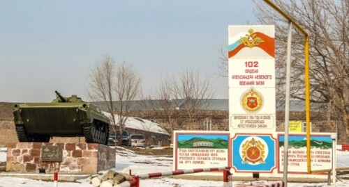 Мемориал у въезда на военную базу в Гюмри, около которой прошла акция протеста. Фото Тиграна Петросяна для "Кавказского узла".