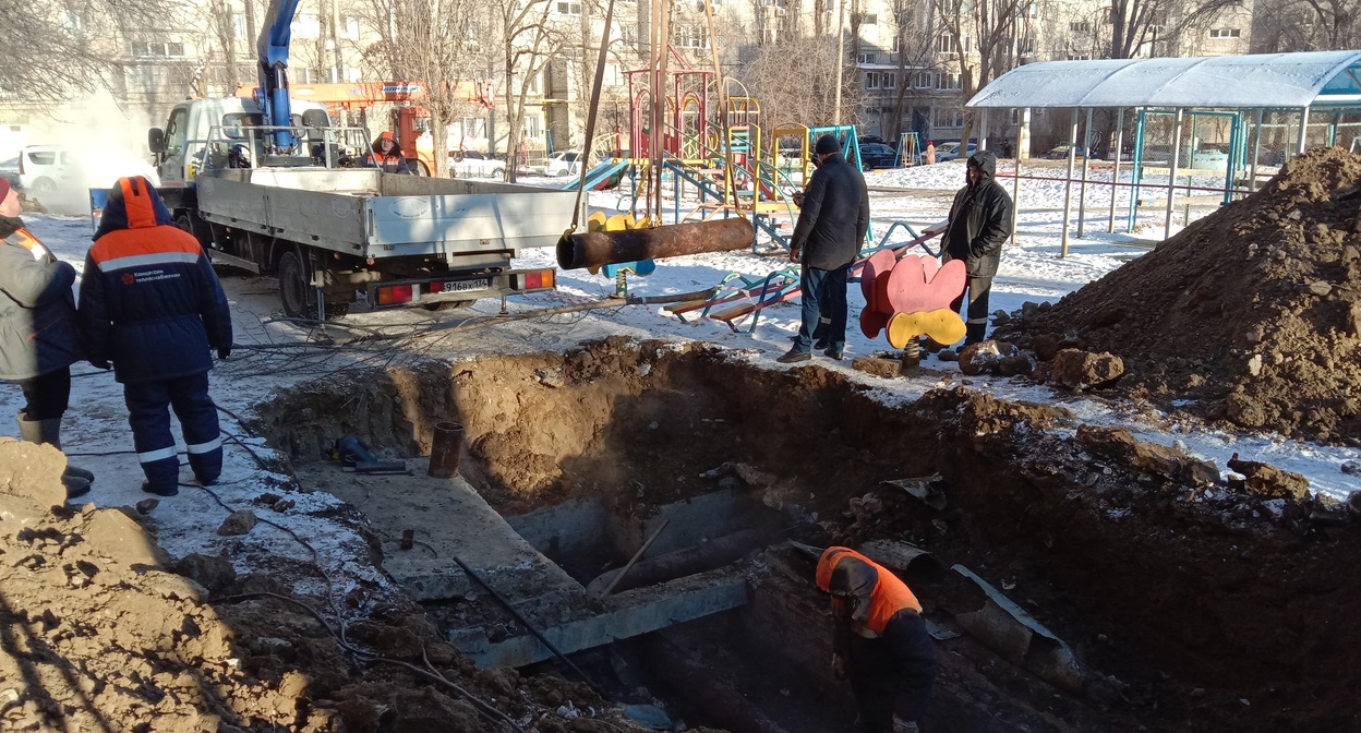 Ликвидация аварии возле дома №56. Волгоград. Фото Вячеслава Ященко для "Кавказского узла"