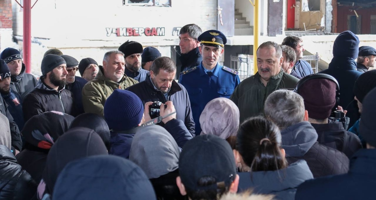 Жители Хасавюрта на встрече с Сергеем Меликовым. Фото из телеграм-канала главы Дагестана https://t.me/melikov05/761 Жители Хасавюрта на встрече с Сергеем Меликовым. Фото из телеграм-канала главы Дагестана https://t.me/melikov05/761