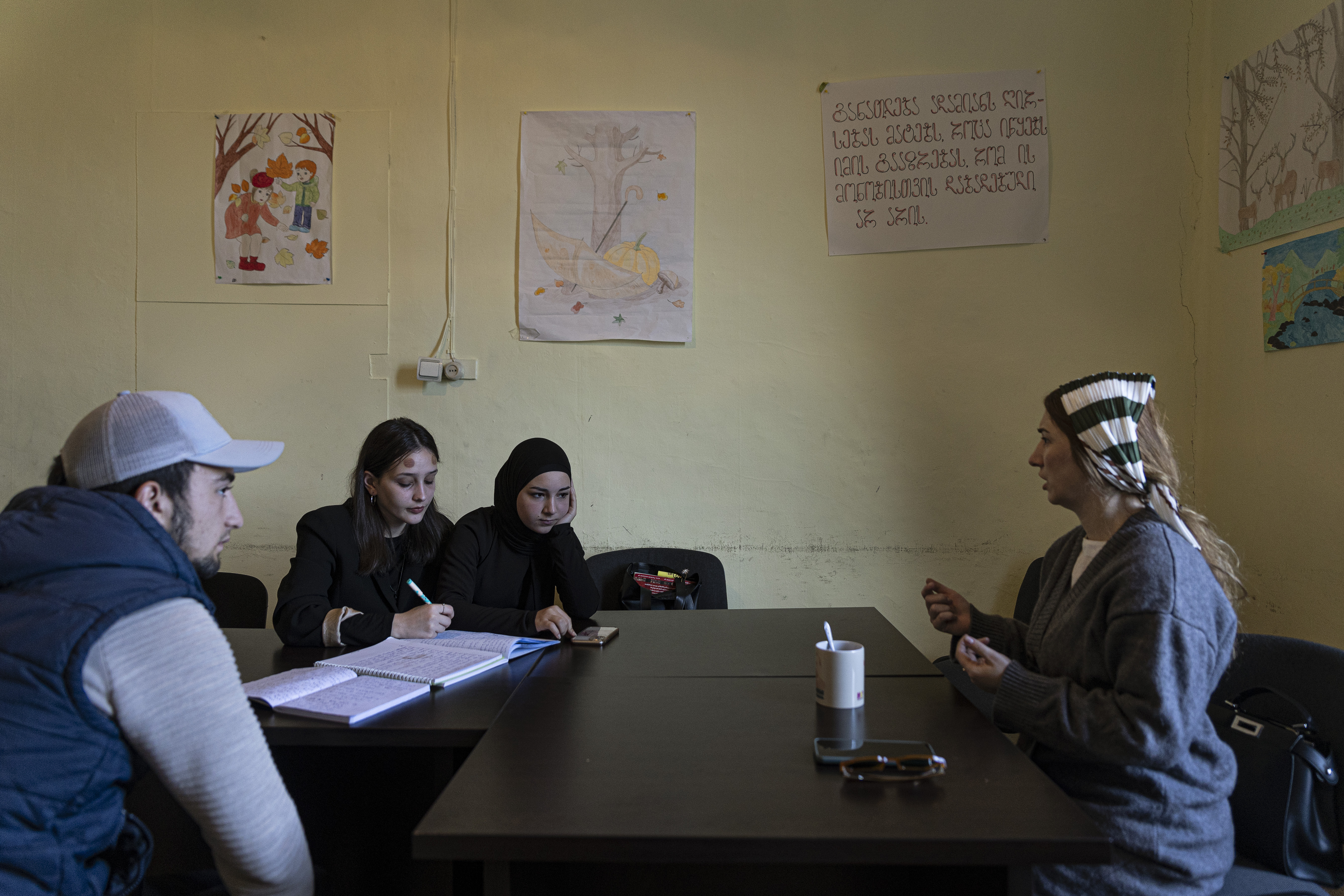 Луиза Мутошвили (справа) во время урока. Фото: Влад Докшин / “Новая газета. Европа”