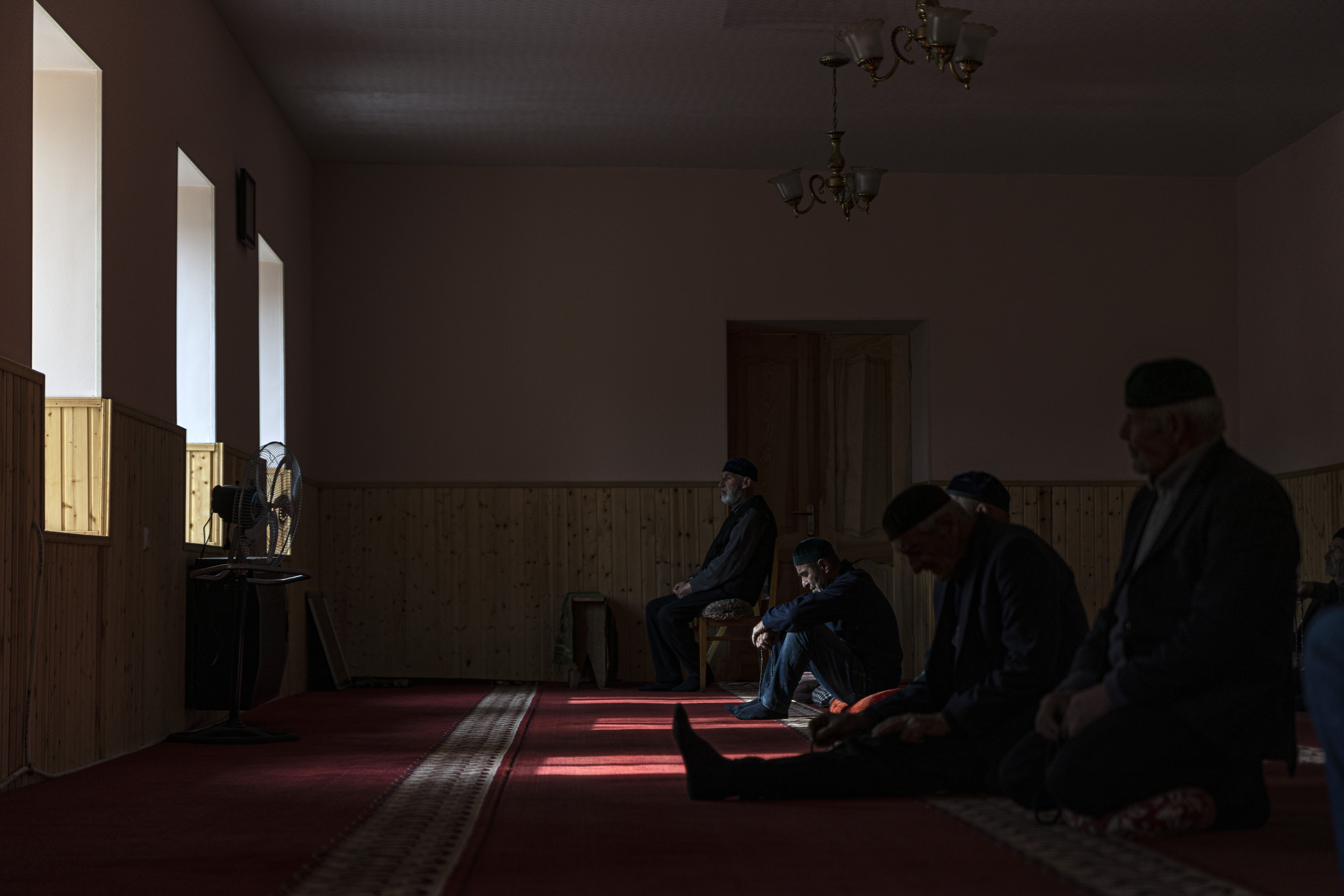 Молитва в старой мечети. Фото: Влад Докшин / “Новая газета. Европа”
