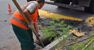 Коммунальщик чистит ливневую канализацию. Скриншот публикации https://vk.com/wall-54825165_793427