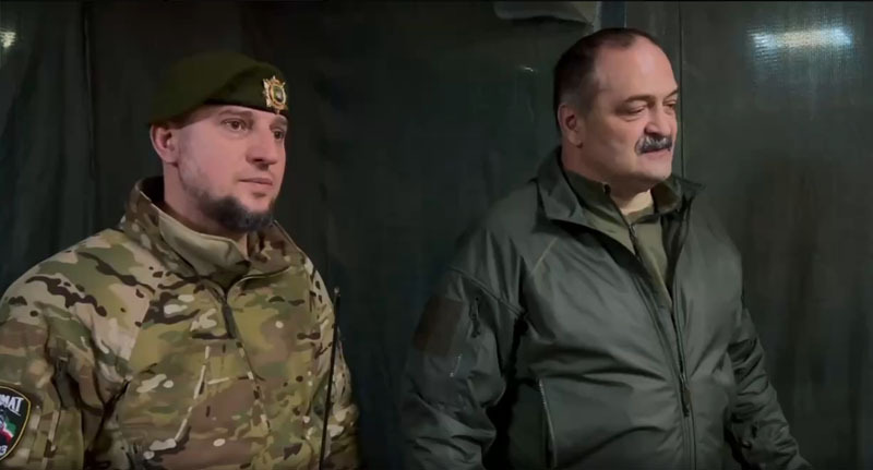 Командир спецназа "Ахмат" Апти Алаудинов и глава Дагестана Сергей Меликов. Стоп-кадр из видео https://t.me/melikov05/821 Командир спецназа "Ахмат" Апти Алаудинов и глава Дагестана Сергей Меликов. Стоп-кадр из видео https://t.me/melikov05/821