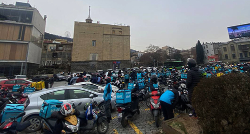 Курьеры грузинской службы доставки Wolt провели акцию в Тбилиси с требованиями повышения зарплаты и улучшения условий труда. Фото: t.me/nlevshitstelegram