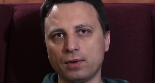Адвокат Максим Оленичев, стоп-кадр видео канала 
Tiblok1 https://www.youtube.com/watch?v=2LpraKXusuw&app=desktop
