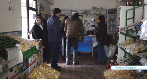 Покупатели в одном из магазинов Нагорного Карабаха. Стоп-кадр из видео https://www.youtube.com/watch?v=HrPIxHg38LU&t=5s