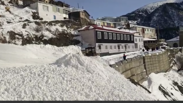 Расчистка дороги в селе Цахур. Стоп-кадр видео, опубликованного в Telegram-канале "Дагестанавтодора" 25.02.23, https://t.me/dagavtodor/1164 Расчистка дороги в селе Цахур. Стоп-кадр видео, опубликованного в Telegram-канале "Дагестанавтодора" 25.02.23, https://t.me/dagavtodor/1164