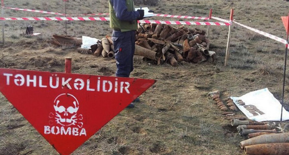 Предупреждающий знак на месте нахождения мины. Фото: https://1news.az Предупреждающий знак на месте нахождения мины. Фото: https://1news.az