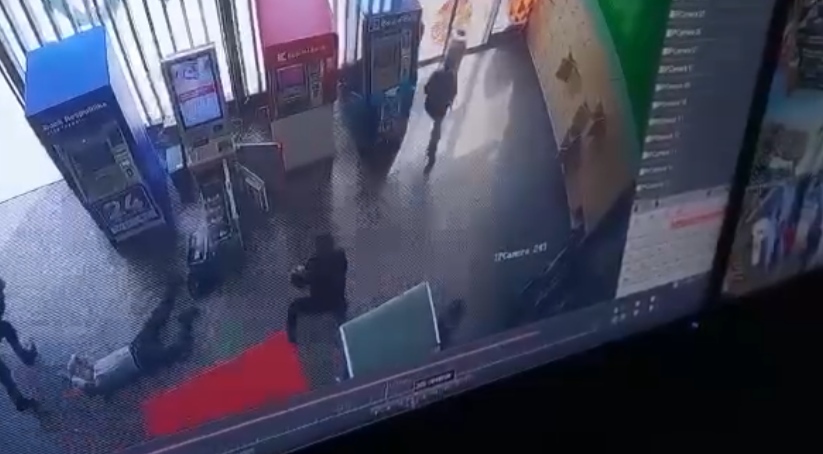 Нападение на инкассаторов в бакинском гипермаркете. 4 марта 2023 года. Кадр видео из телеграм-канала "Девичья башня" https://t.me/MaidenTower/34456 Нападение на инкассаторов в бакинском гипермаркете. 4 марта 2023 года. Кадр видео из телеграм-канала "Девичья башня" https://t.me/MaidenTower/34456