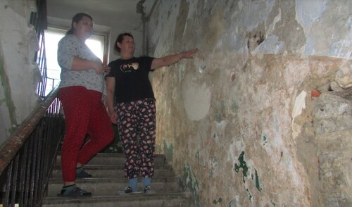 Жильцы показывают состояние стен. Фото Вячеслава Ященко для "Кавказского узла".