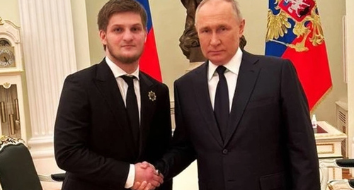 Ахмат Кадыров (cлева) и Владимир Путин. Фото из телеграм-канала Рамзана Кадырова https://t.me/RKadyrov_95/3410