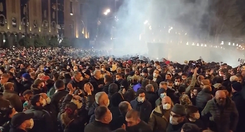 Участники акции протеста в Тбилиси, стоп-кадр видео https://vk.com/video-212783184_456239456
