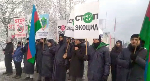 Азербайджанские активисты во время акции протеста. Стоп-кадр видео https://apa.az/ru/sotsium/akciya-na-doroge-lacin-xankendi-prodolzaetsya-uze-62-i-den-foto-video-510538