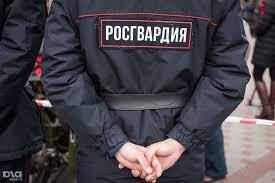 Сотрудник Росгвардии. Фото Елены Синеок, "Юга.ру" Сотрудник Росгвардии. Фото Елены Синеок, "Юга.ру"