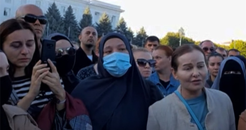 Участники акции протеста против мобилизации. Скриншот видео "Кавказского узла" https://www.youtube.com/watch?v=PNvo-9KMwvs