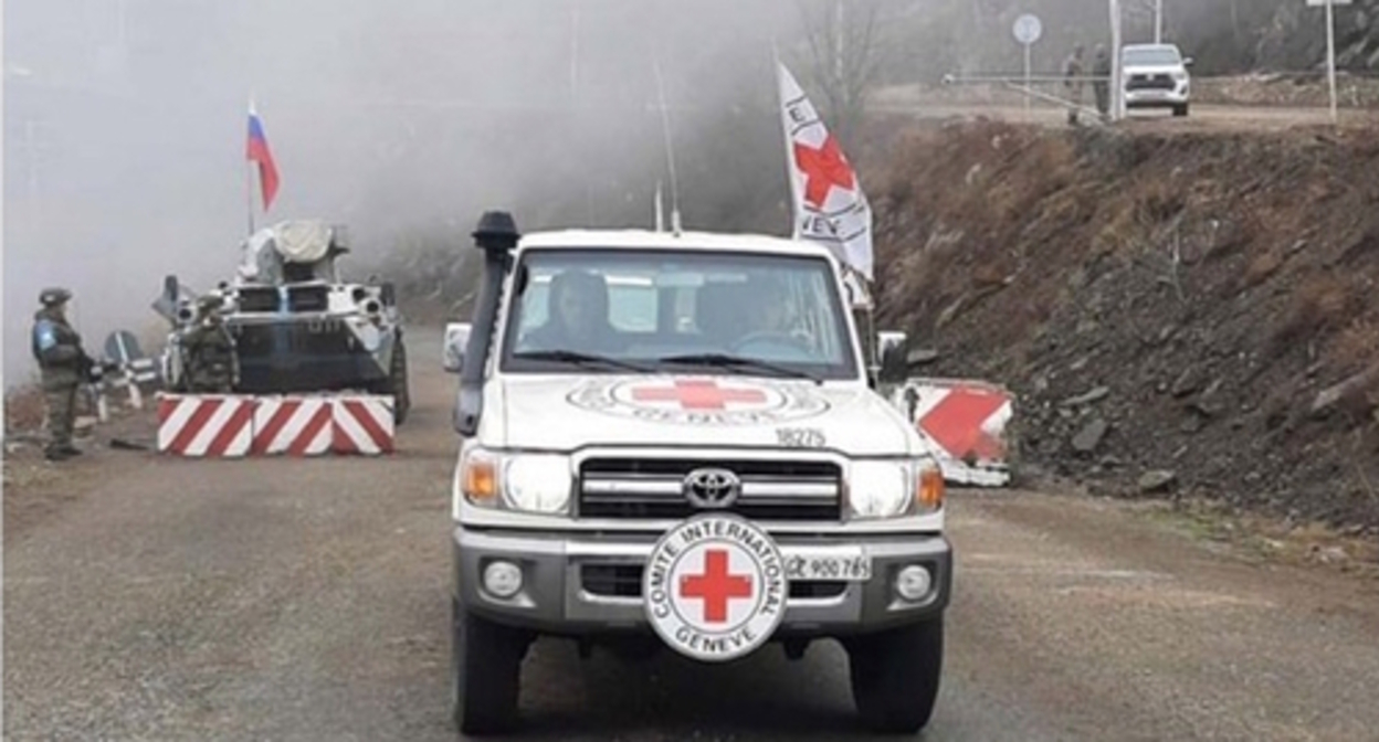 Автомобиль Красного Креста в Лачинском коридоре. Фото: https://report.az/