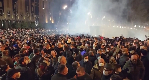Участники акции протеста в Тбилиси. Кадр видео https://vk.com/video-212783184_456239456