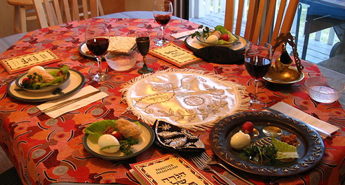 Праздничный стол, приготовленный для пасхального седера. Фото: https://ru.wikipedia.org/  User:RadRafe~commonswiki
