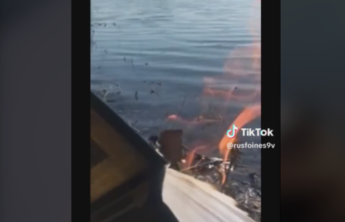 Стоп-кадр видео о сожжении Корана в Москве. Скриншот из TikTok-аккаунта rusfoines9v,https://www.tiktok.com/@rusfoines9v/video/7221832947689606405