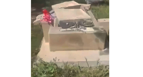 Осквернение могил на русском кладбище в Баку. Скриншот видео https://t.me/readovkanews/57143