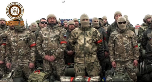 Добровольцы из Чечни перед отправкой в зону военной операции. Скриншот видео https://t.me/RKadyrov_95/3595