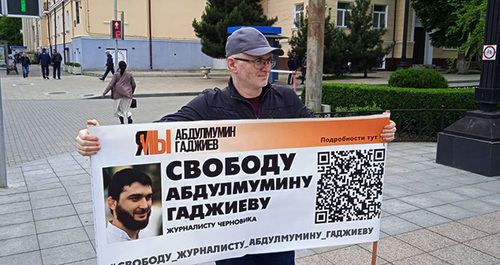Магомед Магомедов во время пикета в поддержку Гаджиева. Махачкала, 15 мая 2023 г. Фото: https://t.me/chernovik/51512