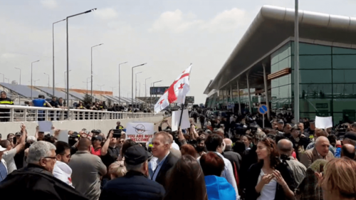 Акция протеста в аэропорту Тбилиси. Фото:  иhttps://www.unian.net/