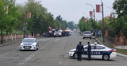 Полиция сопровождает участников марша в Степанакерте 20 мая 2023 года. Фото Алвард Григорян для "Кавказского узла".
