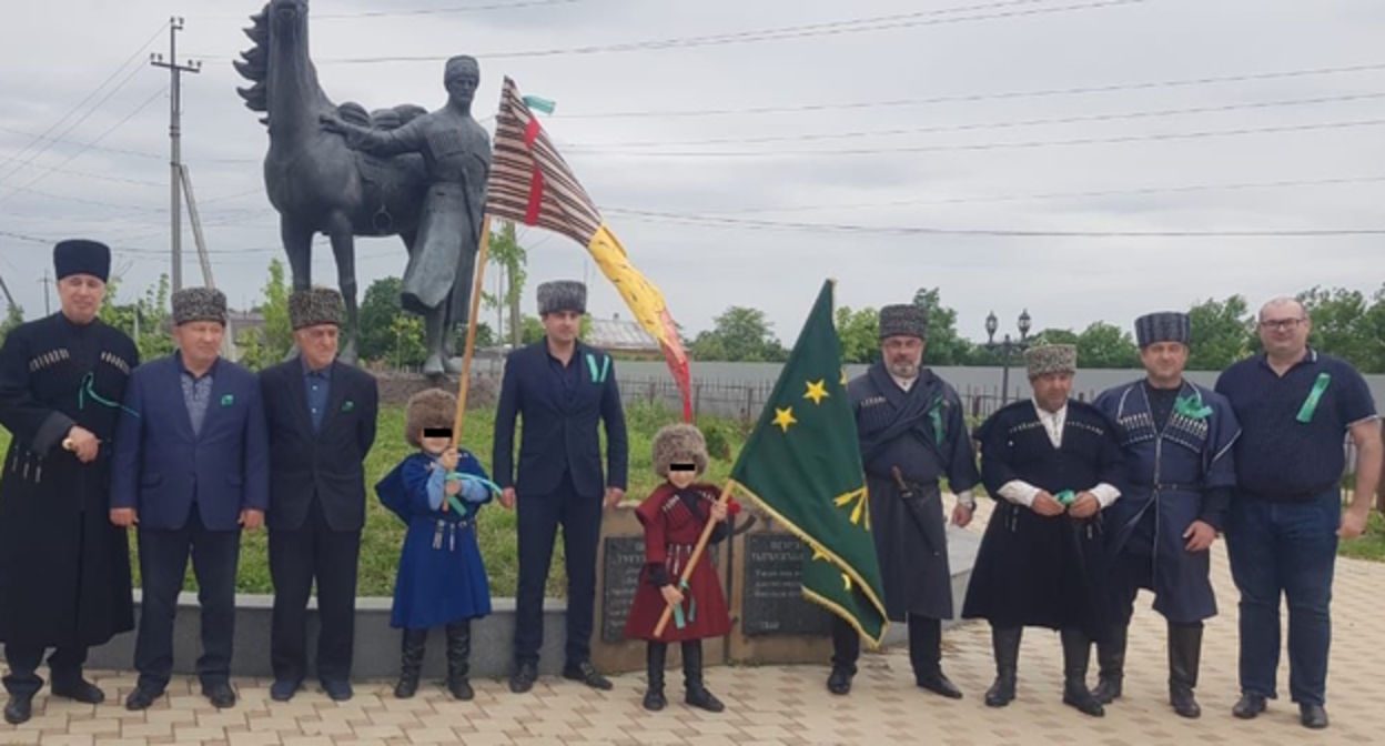 Участники памятных мероприятий в Адыгее у памятника Казбичу, предоставлено Шамсудином Негучем.