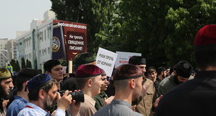 Участники митинга против сожжения Корана. Фото: chechnyatoday.com 