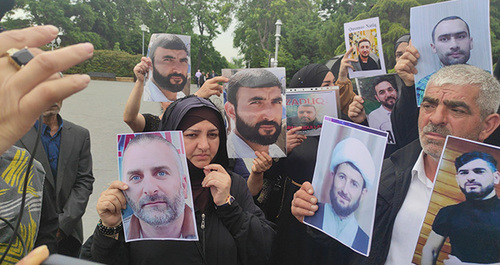 Родные арестованных во время акции протеста в Баку. 26 мая 2023 года. Фото: Фаик Меджид, источник, корреспондент "Кавказского узла"
