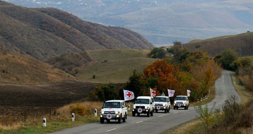 Машины Красного Креста. Фото: https://www.aravot-ru.am/2023/05/17/410671/