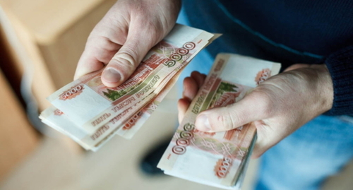 Человек считает деньги, фото: Елена Синеок, "Юга.ру"