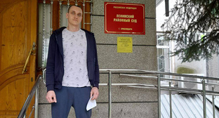Павел Мырзин у здания суда. Фото из телеграм-канала "ОВД-Инфо LIVE" https://t.me/ovdinfolive/22060