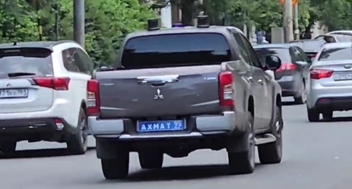 Автомобиль с надписью "Ахмат" на номерном знаке. Кадр видео из телеграм-канала Readovka https://t.me/s/readovkanews/61429